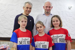Sektionsleiter Charly Schimpl und Sponsor Günther Hauzenberger mit Nachwuchsläuferinnen und -läufern in den neuen Shirts der SU Zwettl an der Rodl.
